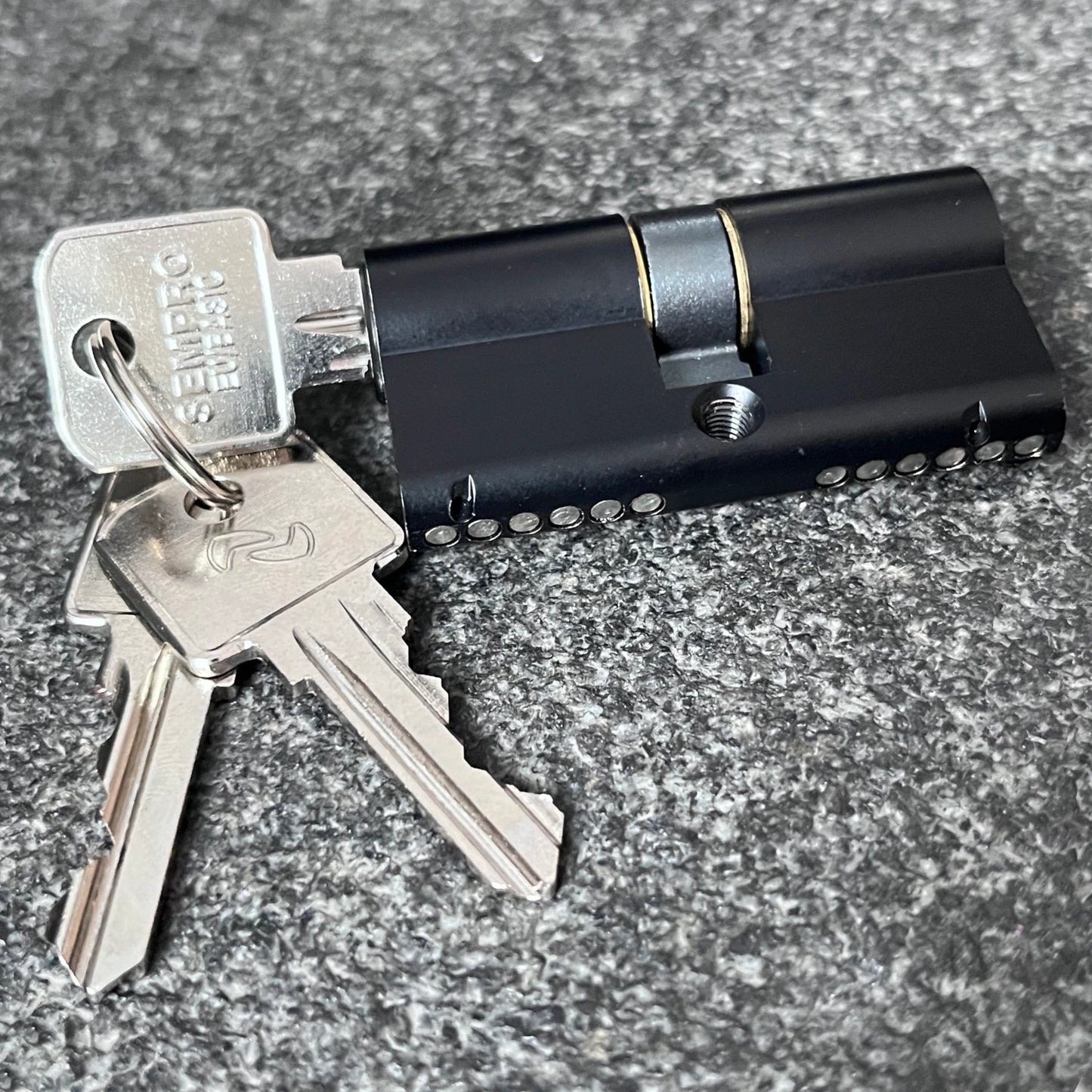 Türzylinder 30/30 Schwarz | Schliesszylinder mit 3 Schlüsseln EN 1303:2015 – Hero-Shot mit eingesetztem Schlüssel